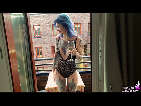 ❤️ Kæmpe pige suger med en sut og knepper lidenskabeligt under åben himmel Sex at da.rex-porn-com.ru ❌️❤